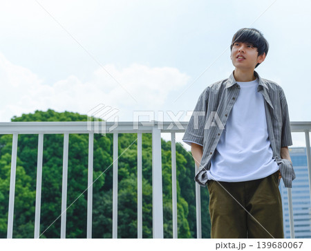 屋上で空を見上げる青年 屋上で空を見上げる青年 139680067