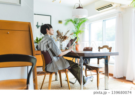 部屋で本を読む若い男性の横顔 部屋で本を読む若い男性の横顔 139680074