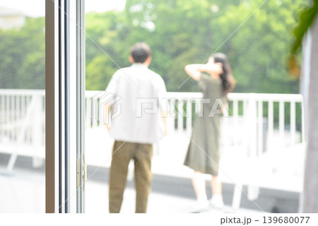 ベランダに出る若い男女のぼやけた後ろ姿 ベランダに出る若い男女のぼやけた後ろ姿 139680077