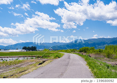爽快な青空と山並みが広がる田園風景 139680092