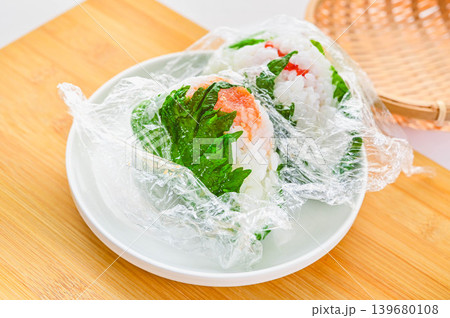 大きな大葉で包んだ明太子と筋子のおにぎり 大きな大葉で包んだ明太子と筋子のおにぎり 139680108
