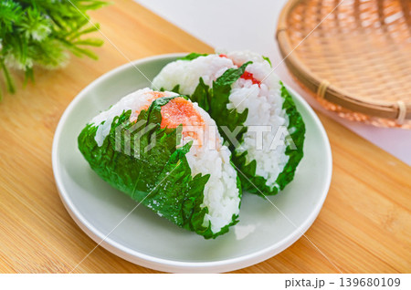 大きな大葉で包んだ明太子と筋子のおにぎり 大きな大葉で包んだ明太子と筋子のおにぎり 139680109