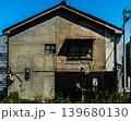古びた日本家屋の外壁と影 139680130