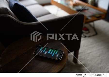 サイドテーブルに置かれたスマホのチャット サイドテーブルに置かれたスマホのチャット 139680149