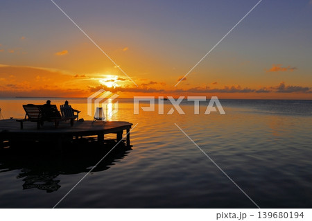 ベリーズ・キーカーカー島の夕日 カリブ海の絶景サンセット ベリーズ・キーカーカー島の夕日 カリブ海の絶景サンセット 139680194