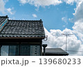 青空と雲を背景にした日本の民家 139680233