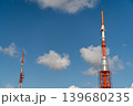 青空に伸びる二本のテレビ塔 139680235