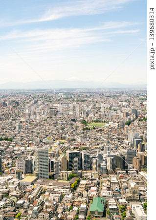《東京都》日本の都市景観 晴天の大都市を俯瞰する 遠くには富士山を望む（令和8年5月） 139680314