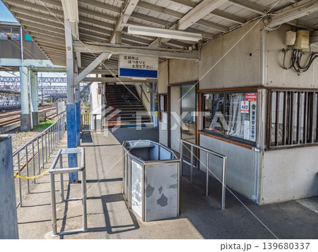 流鉄流山線・馬橋駅ホームから見た改札口と跨線橋への階段 流鉄流山線・馬橋駅ホームから見た改札口と跨線橋への階段 139680337