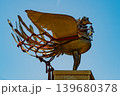 青空を背にした山車の鳳凰飾り 139680378