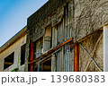 蔦が絡まる朽ちたコンクリート建築 139680383