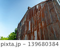青空の下に広がる錆びたトタン壁 139680384
