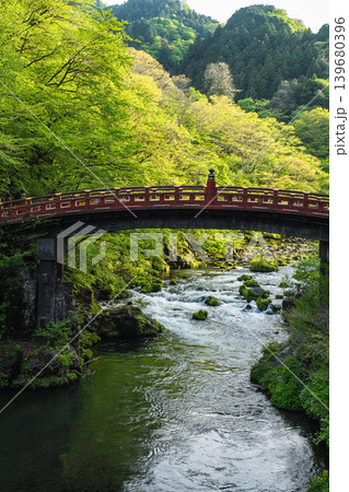 五月の晴天に映える朱塗りの日光神橋 139680396