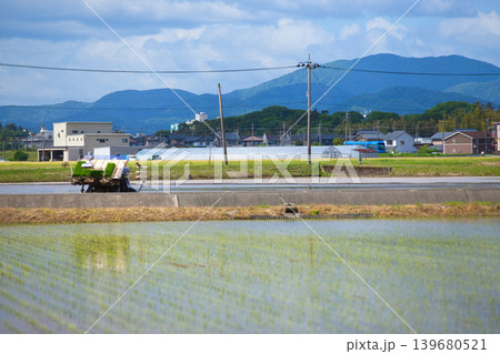 田植えが始まった田園地帯を走る福鉄福武線 139680521