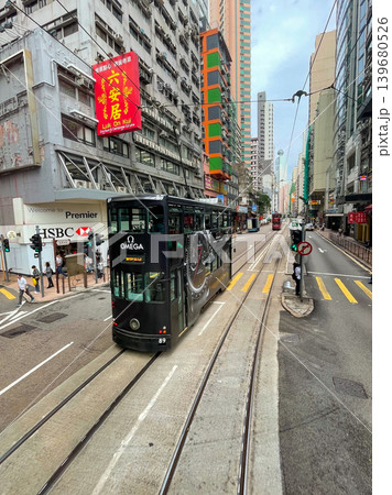 香港　上環のメインストリートを走る2階建トラム 139680526