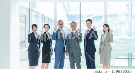 オフィスでガッツポーズをするビジネスパーソンの集団 139680589