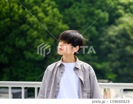 緑を背景にした若い男性のポートレート 緑を背景にした若い男性のポートレート 139680828