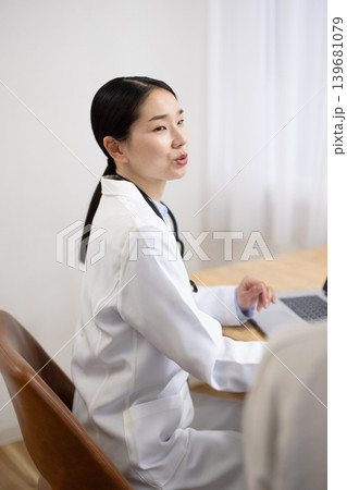 女性の患者を診察する白衣を着た日本人女性医師 139681079