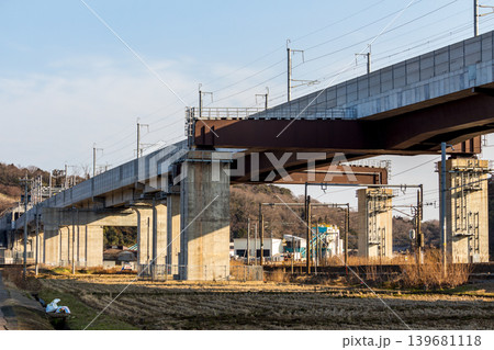 近代的な鉄道インフラ・新幹線の巨大な鉄道高架とコンクリート橋、のどかな田舎の景色 139681118