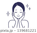 頬に手を添えてスキンケアをする女性 139681221