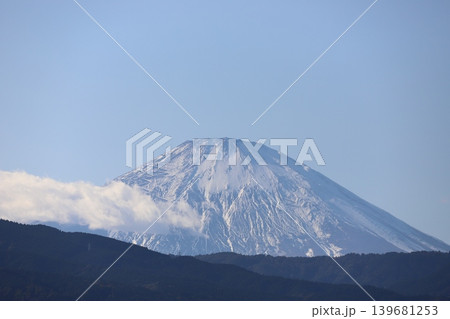 雪化粧の富士山と雲 139681253