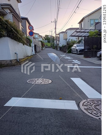 雨の後風で飛んでいた迷い傘 雨の後風で飛んでいた迷い傘 139681265
