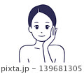 頬に手を当てる素肌の女性 139681305