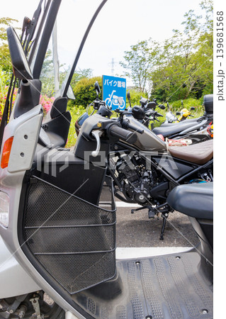 屋外のバイク置き場と駐車されたオートバイ 屋外のバイク置き場と駐車されたオートバイ 139681568