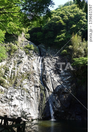 布引の滝と切り立つ岩肌 神戸の渓谷の自然風景 布引の滝と切り立つ岩肌 神戸の渓谷の自然風景 139681597
