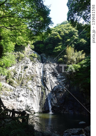 布引の滝と滝つぼに映る空 神戸の癒しの渓谷風景 139681598