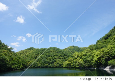 布引貯水池の湖面と新緑の山並み 神戸の癒しの自然風景 布引貯水池の湖面と新緑の山並み 神戸の癒しの自然風景 139681619