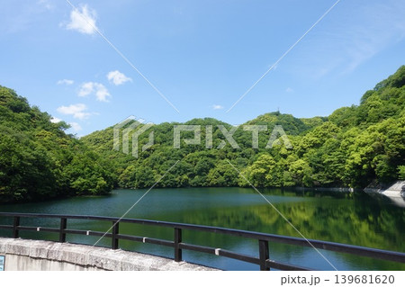 布引貯水池と新緑の山並み 手すり越しの湖の風景 139681620