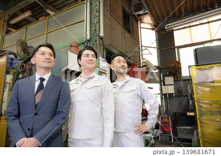 製造業の現場で働くチームのポートレート中小企業と人材 未来や目標を見上げる、見つめるイメージ 製造業の現場で働くチームのポートレート中小企業と人材 未来や目標を見上げる、見つめるイメージ 139681671