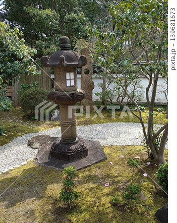 古都 寺院の庭の石灯篭 古都 寺院の庭の石灯篭 139681673