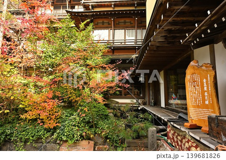 秋の渋温泉で見られる温泉街の紅葉（長野県山ノ内町） 139681826