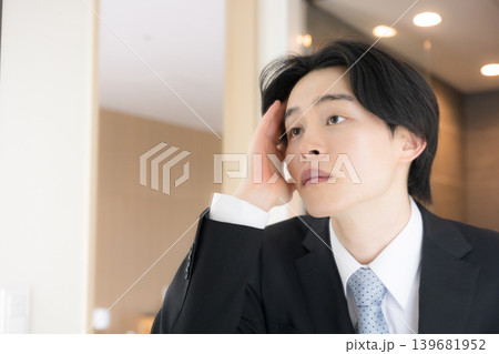 朝のホテルの鏡でヘアセットや身だしなみを確認するビジネスマン就活や出張などの営業前チェックイメージ 朝のホテルの鏡でヘアセットや身だしなみを確認するビジネスマン就活や出張などの営業前チェックイメージ 139681952