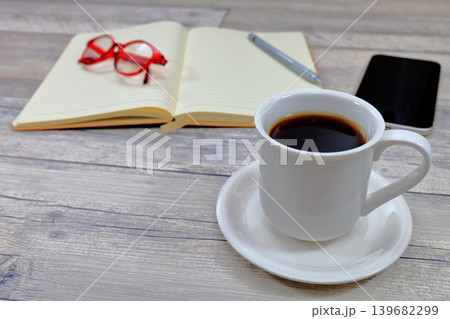 コーヒーとノートのあるデスク風景 コーヒーとノートのあるデスク風景 139682299