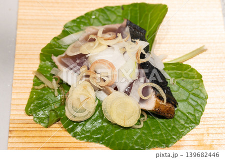 美味しい初かつお藁焼き 139682446