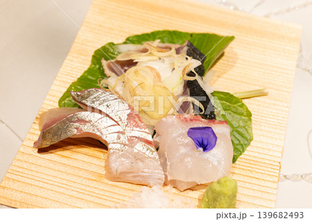 おいしいお造り、さくら鯛と縞鯵、初かつお藁焼き盛り合わせ おいしいお造り、さくら鯛と縞鯵、初かつお藁焼き盛り合わせ 139682493