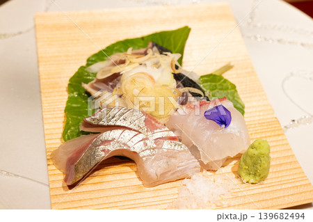 おいしいお造り、さくら鯛と縞鯵、初かつお藁焼き盛り合わせ 139682494
