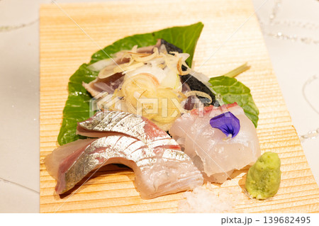 おいしいお造り、さくら鯛と縞鯵、初かつお藁焼き盛り合わせ 139682495