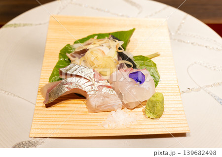 おいしいお造り、さくら鯛と縞鯵、初かつお藁焼き盛り合わせ 139682498