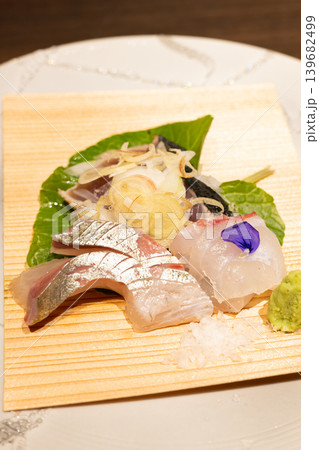 おいしいお造り、さくら鯛と縞鯵、初かつお藁焼き盛り合わせ おいしいお造り、さくら鯛と縞鯵、初かつお藁焼き盛り合わせ 139682499
