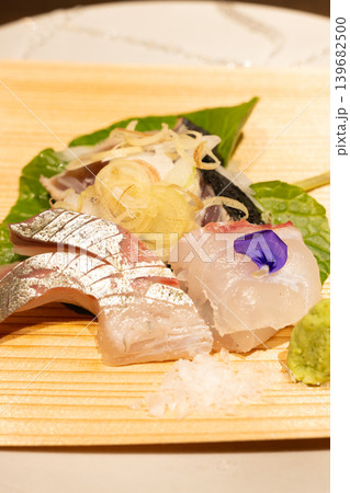 おいしいお造り、さくら鯛と縞鯵、初かつお藁焼き盛り合わせ 139682500