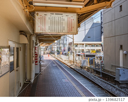 流鉄流山線・幸谷駅の無人ホームと天吊り時刻表 流鉄流山線・幸谷駅の無人ホームと天吊り時刻表 139682517