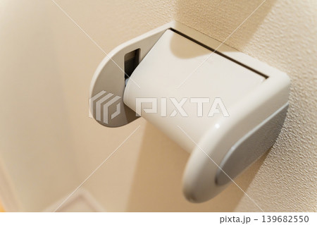 空になっているトイレットペーパー ライフスタイルイメージ 空になっているトイレットペーパー ライフスタイルイメージ 139682550