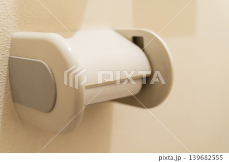 空になっているトイレットペーパー ライフスタイルイメージ 空になっているトイレットペーパー ライフスタイルイメージ 139682555