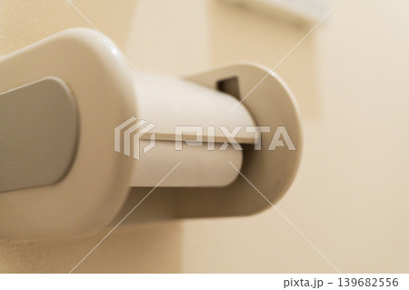 空になっているトイレットペーパー　ライフスタイルイメージ 139682556