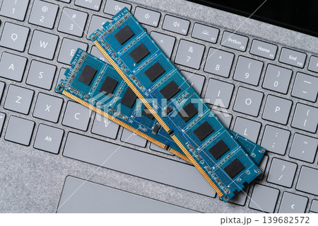 キーボードの上に乗っているメモリ テクノロジーイメージ キーボードの上に乗っているメモリ テクノロジーイメージ 139682572