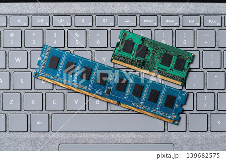 キーボードの上に乗っているメモリ　テクノロジーイメージ 139682575
